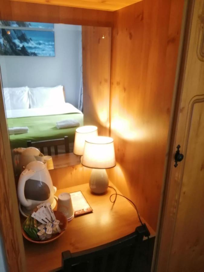 An File Economy Rooms Westport Exterior photo